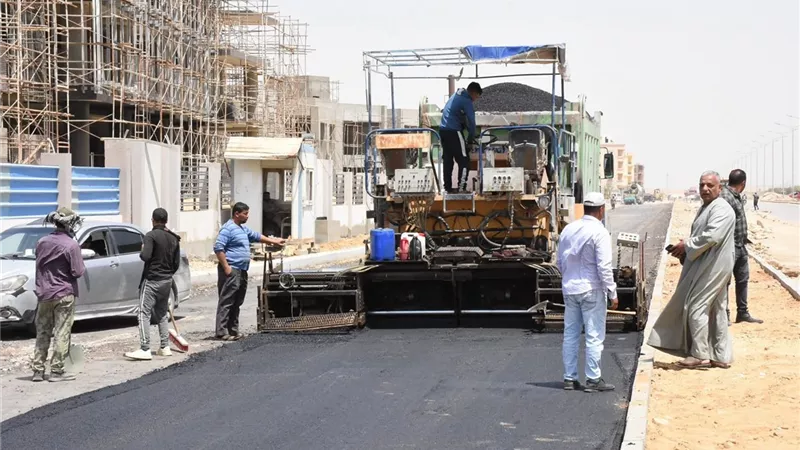رئيس جهاز القاهرة الجديدة يتفقد أعمال تطوير الطرق بأحياء بيت الوطن