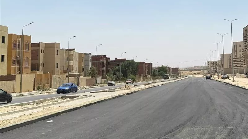 استمرار أعمال رفع كفاءة الطرق والمحاور الحيوية بحدائق أكتوبر