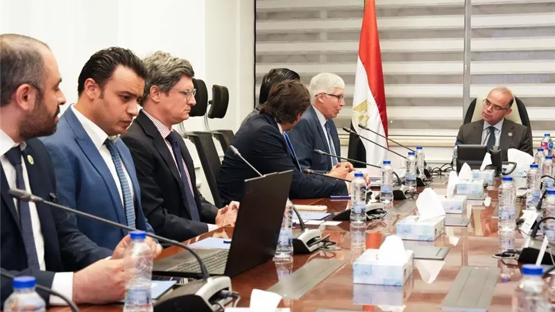 وزير الاستثمار يبحث مع AJE إنشاء منطقة استثمارية ومصنع مياه بـ20 مليون دولار