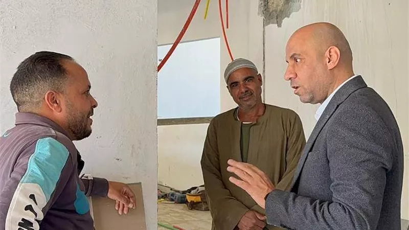 وزير العمل من مواقع الإنشاءات يوجه بحصر العمالة غير المنتظمة وتوفير الحماية
