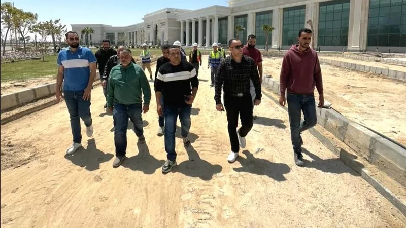 رئيس جهاز العلمين الجديدة يتفقد التشطيبات النهائية لمركز المؤتمرات بالمدينة التراثية