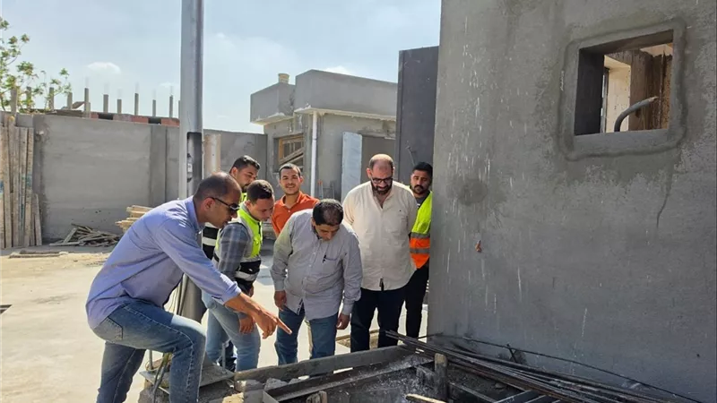 رئيس مياه المنوفية يتابع ميدانياً مشروع مد وتدعيم الصرف الصحي بعزبة شنوان