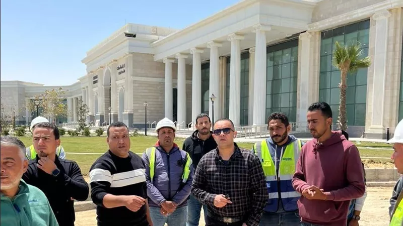 رئيس جهاز العلمين الجديدة يتفقد أعمال التشطيبات النهائية بمركز المؤتمرات بالمدينة التراثية
