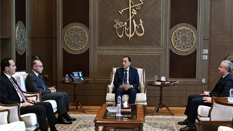 مدبولي يُصدر قراراً بتعيين محمد عوض رئيساً لهيئة الاستثمار وإيمان منصور نائباً له
