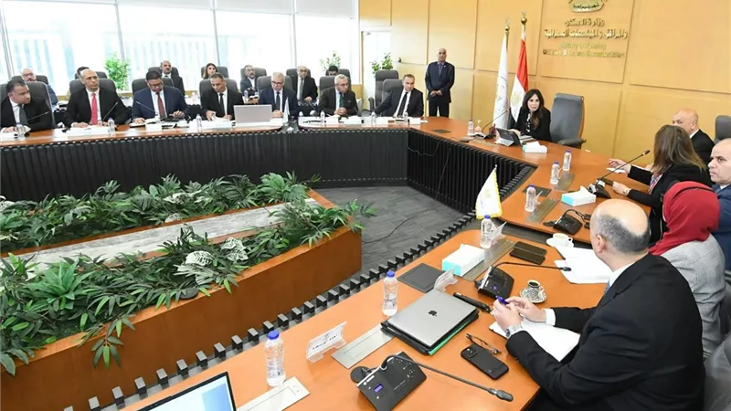وزيرة الإسكان تتابع الموقف التنفيذي لمشروعات الإسكان بعدد من المدن الجديدة