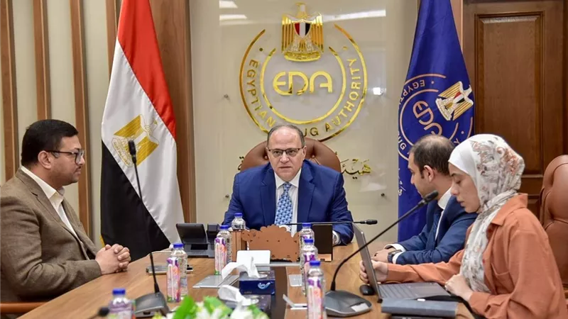 رئيس هيئة الدواء المصرية يبحث تعزيز التعاون الرقابي والتقني مع الجانب الأنجولي