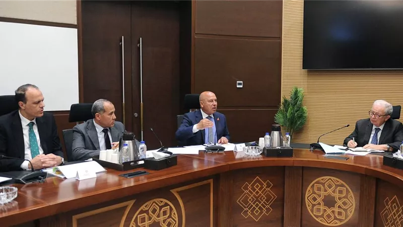 نائب رئيس الوزراء للشئون الاقتصادية يستعرض مع وزير النقل مستجدات مشروع القطار الكهربائي السريع
