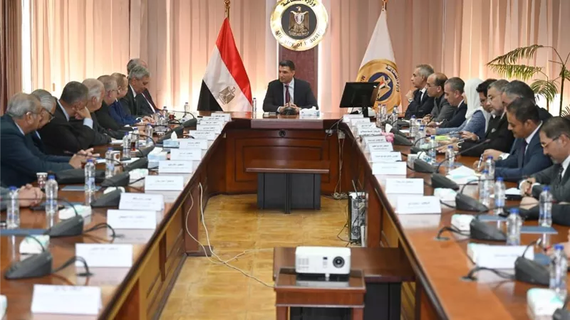 وزير الصناعة يبحث مع غرفة صناعة الأدوية تحديات واحتياجات للنهوض بالقطاع