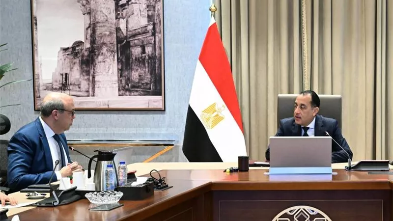 رئيس الوزراء يلتقي وزير الطيران المدني لمتابعة عددٍ من ملفات عمل الوزارة