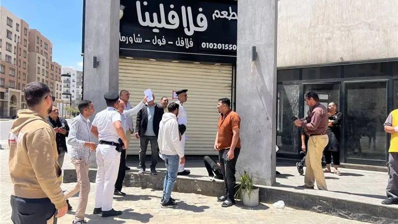 استجابة لشكاوى السكان.. جهاز العاصمة  الجديدة يغلق محلاً مخالفاً 