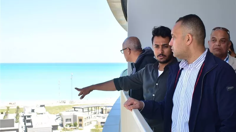 رئيس جهاز العلمين يتفقد الأبراج الشاطئية ويوجه بتسليم الوحدات قبل موسم الصيف