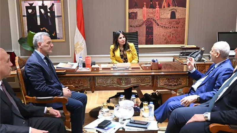 وزيرة الإسكان تبحث مع شركة «أميا باور» سبل التعاون في تنفيذ محطات تحلية مياه البحر