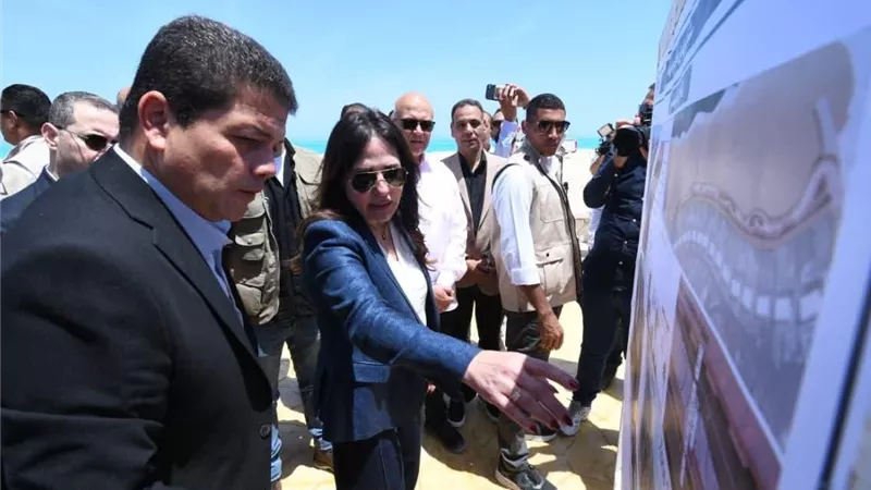 وزيرة الإسكان تتفقد بوغاز منطقة 24 والممشى السياحي الرابط من مارينا (5) إلى مارينا (7)