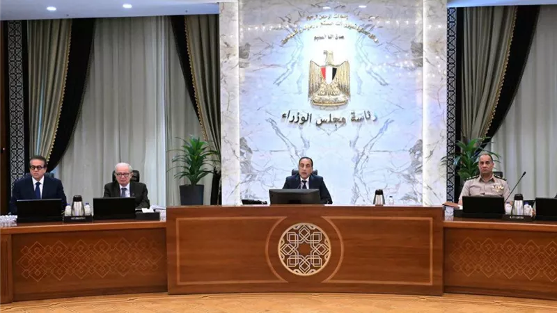 وداعاً للوقود التقليدي.. الحكومة تبدأ رسمياً إجراءات استبدال سيارات المسؤولين بمركبات كهربائية