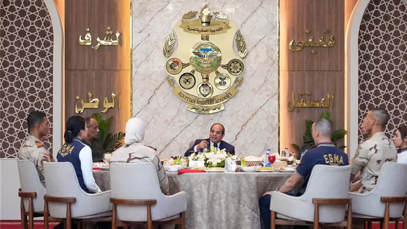 الرئيس السيسي يشارك طلاب الأكاديمية وجبة الغداء ويطمئن على جودة البرامج التعليمية