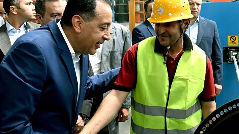 رئيس الوزراء يتفقد مصنع شركة 