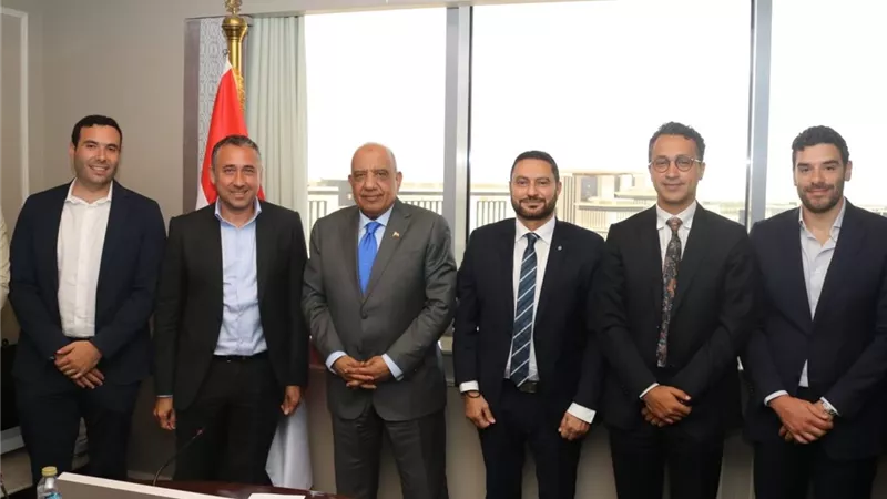 الكهرباء تناقش أنظمة تحكم ذكية توفر أكثر من 30% من استهلاك الإنارة العامة