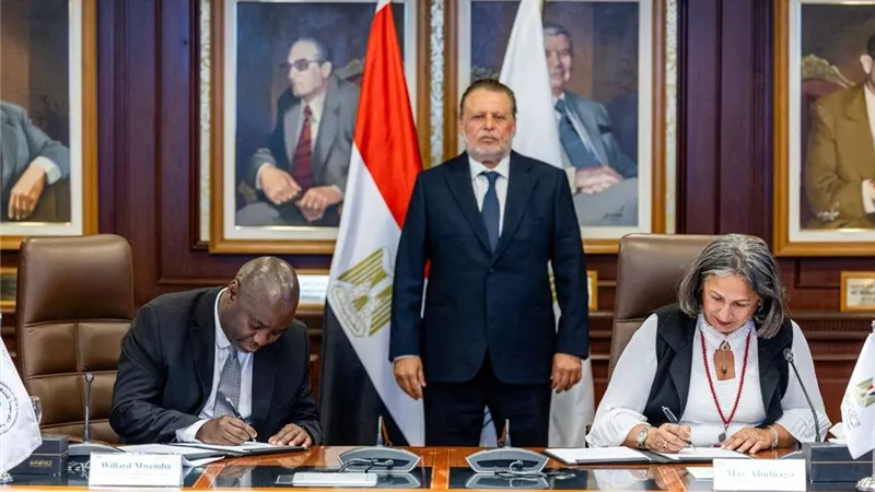 حسن عبد الله يشهد توقيع مذكرة تفاهم بين البنك المركزي ومفوضية