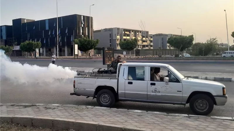 حملات رش مكثفة بمدينة الشروق لمواجهة الحشرات الطائرة والحفاظ على صحة المواطنين