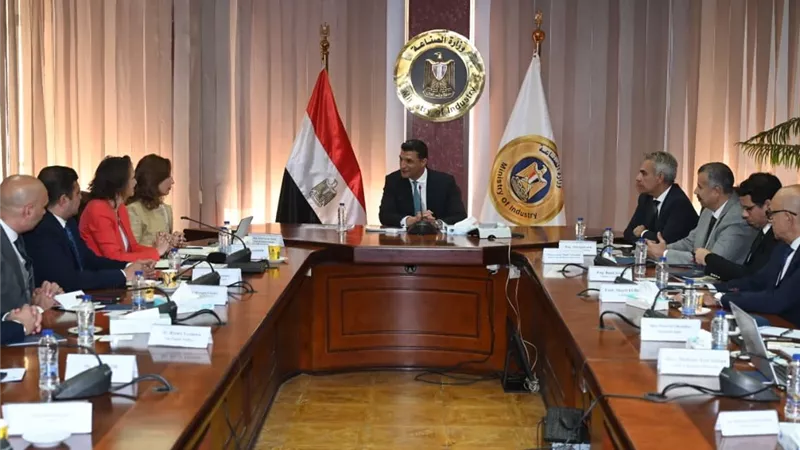 وزير الصناعة يبحث مع وفد غوروك التركية إقامة مشروع لصناعة المنتجات الزجاجية