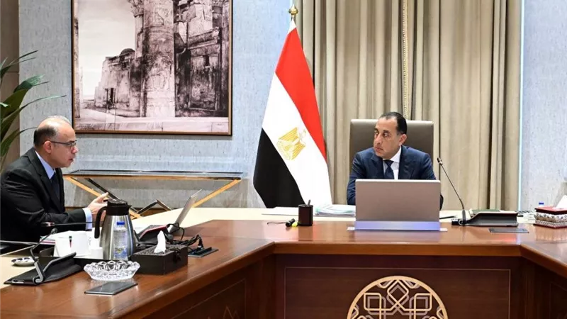 رئيس الوزراء يستعرض الموقف التنفيذي والتشغيل التجريبي للمنصة الالكترونية للمناطق الاستثمارية