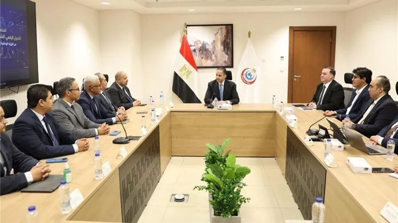 محمد الطيب يبحث مع 