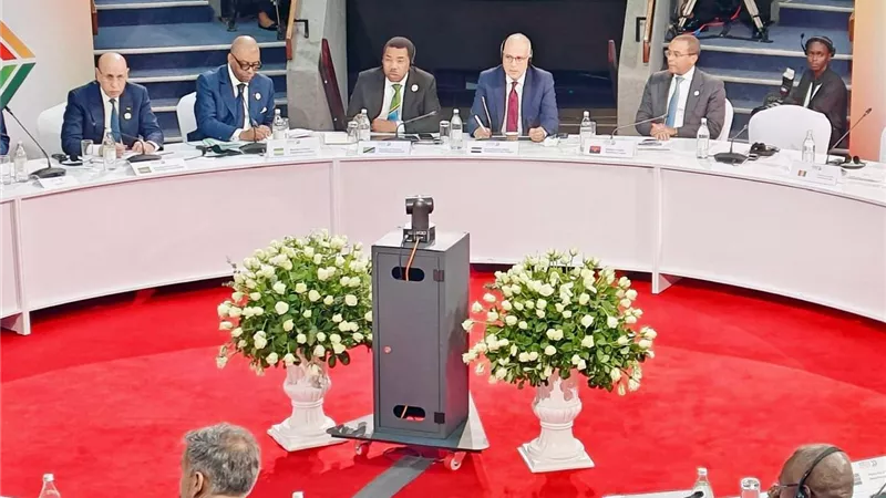 وزير الري يشارك في مائدة مستديرة بقمة