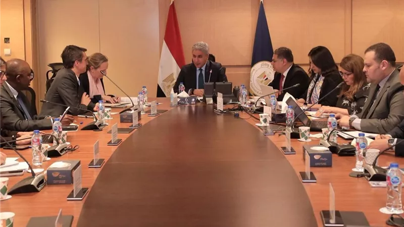 وزير السياحة يستعرض استراتيجية 
