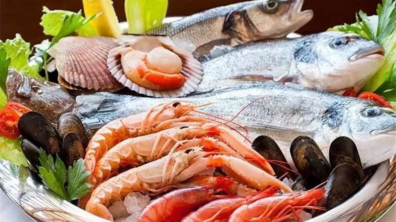 أسعار الأسماك اليوم بسوق العبور للجملة.. البلطي والجمبري بكام؟