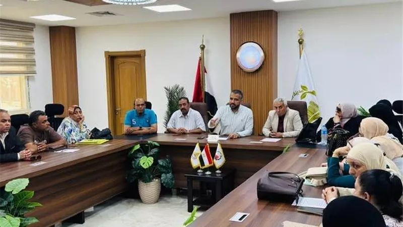 رئيس جهاز العبور الجديدة يستمع لشكاوى المواطنين بشأن توفيق الأراضي المضافة