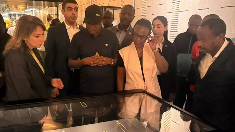  رئيس وزراء جمهورية بوروندي وحرمه يزوران المتحف المصري الكبير