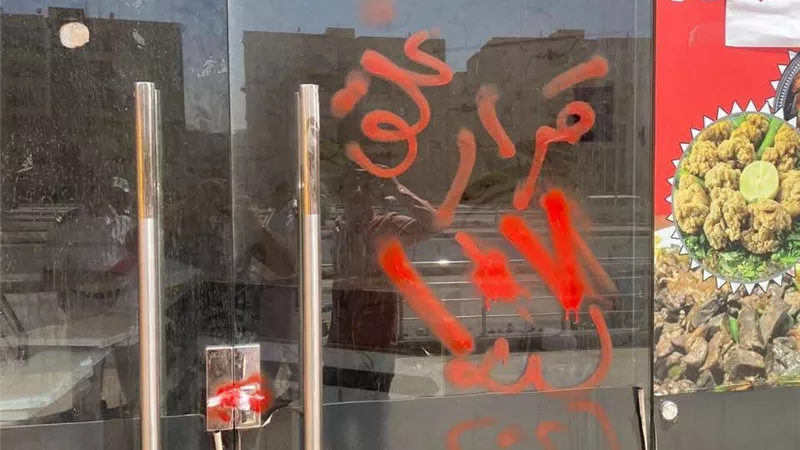 حملات مكثفة لرفع الإشغالات والتصدي للمخالفات بمدينة حدائق أكتوبر