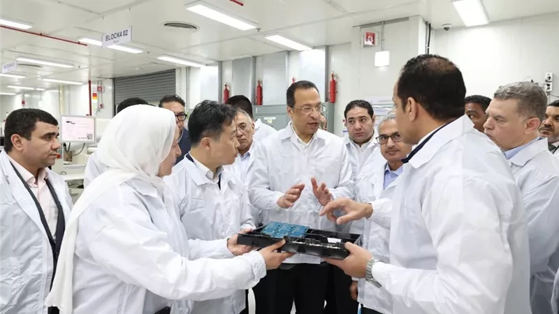 باستثمارات 100 مليون دولار.. وزير الاتصالات يتفقد مصنع شركة سامسونج لتصنيع أجهزة الهواتف المحمولة والتابلت