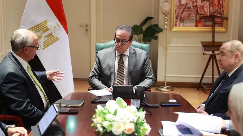خالد عبدالغفار يبحث مع 