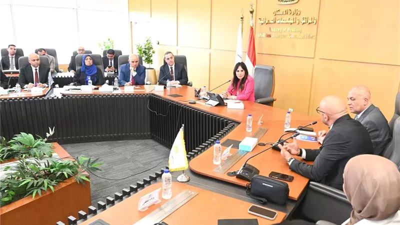 وزيرة الإسكان تؤكد أهمية العمل بكفاءة لتطوير منظومات النظافة والزراعة والصيانة 