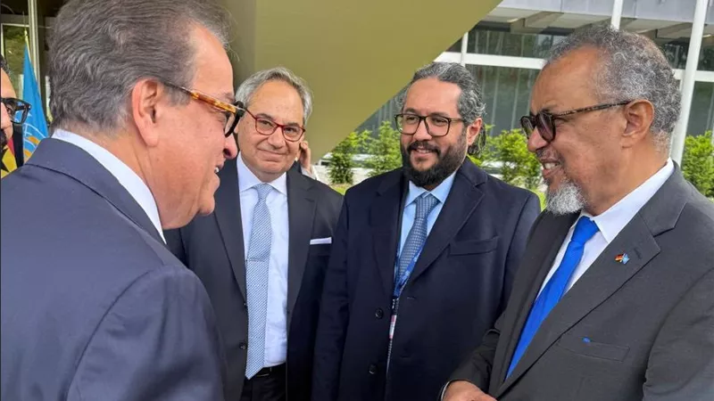 وزير الصحة يلتقي مدير عام منظمة الصحة العالمية لبحث تعزيز التعاون الصحي المشترك