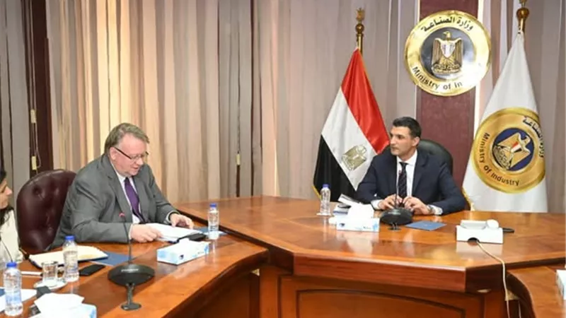 الصناعة: جاري دراسة إنشاء مصانع متوسطة إلى صغيرة داخل القرى لتعظيم الاستفادة من مواردها