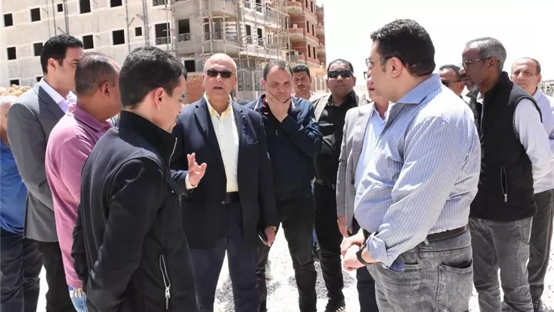 نائب وزيرة الإسكان يتفقد مشروعات المرافق بمدينة القاهرة الجديدة