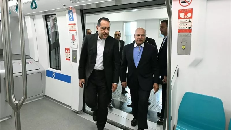 رئيس الوزراء يتفقد المرحلتين الأولى والثانية من مشروع مونوريل شرق النيل مستقلا أحد قطاراته