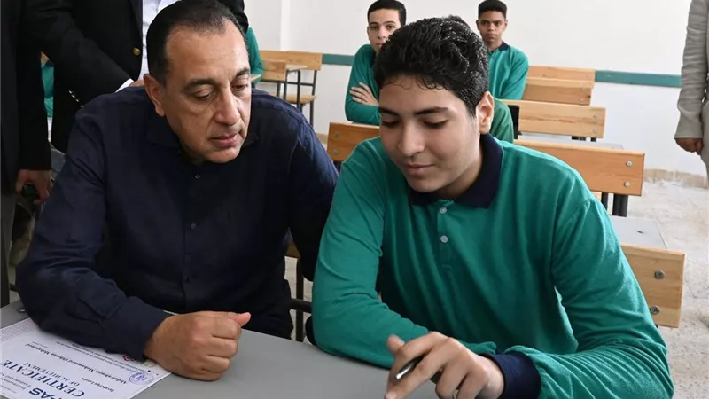 «مدبولي» من  مجمع بولاق الدكرور التعليمي: توجيهات بتوسيع تدريس البرمجة والذكاء الاصطناعي والثقافة المالية