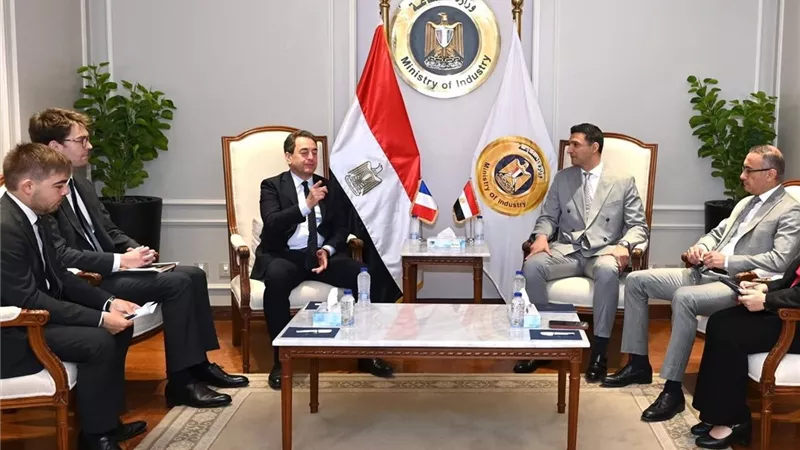 وزير الصناعة يبحث مع سفير فرنسا تعزيز الاستثمارات وتوطين الصناعة ونقل التكنولوجيا إلى مصر