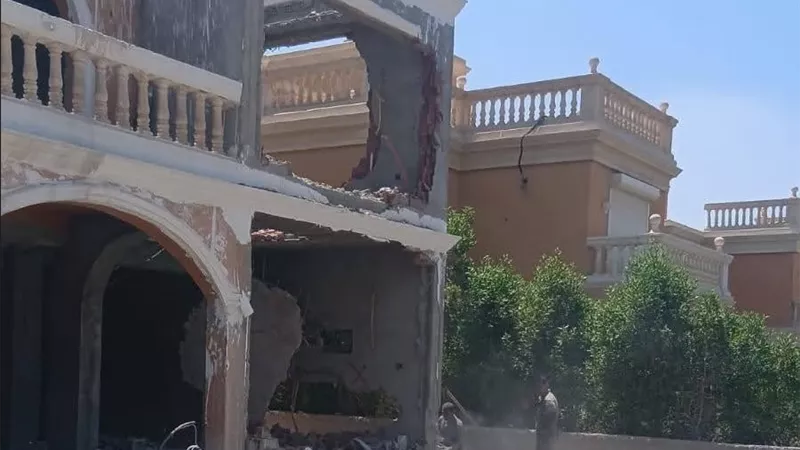 إزالة 14 مخالفة بنائية داخل كمبوند ستيلا مصر الجديدة بالشروق