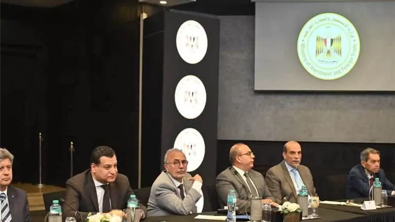 حاتم عبد الغفار يشارك في اجتماع موسع مع وزير الاستثمار لتعزيز الصادرات المصرية