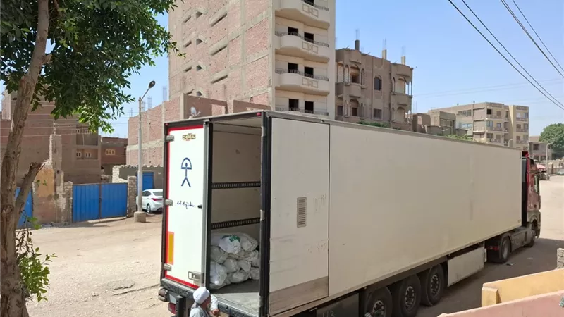 محافظ أسيوط: توزيع 5 أطنان لحوم و1250 وجبة غذائية للأسر الأولى بالرعاية وذبح 125 عجلًا