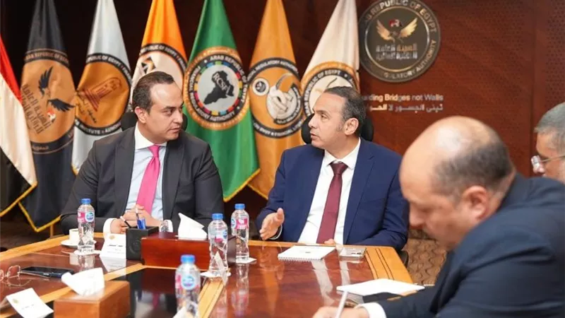 تأمينات صحية بـ400 مليار جنيه وطرح كيانات طبية بالبورصة.. تحالف بين «الرقابة المالية» و«الرعاية الصحية» لجذب استثمارات وفتح السوق أمام 2.5 مليون سائح روسي
