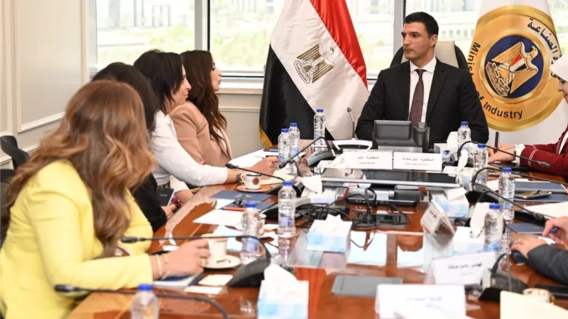 وزير الصناعة يبحث مع المدير التنفيذي لمؤسسة ساويرس للتنمية الاجتماعية سبل تعزيز التعاون