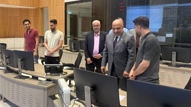 من قلب غرفة التحكم في العيد.. وزير الكهرباء يراقب الشبكة ويؤكد استقرار التيار