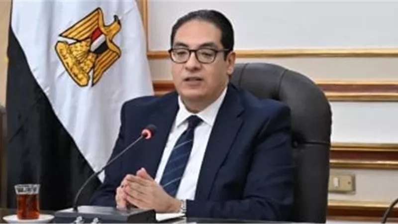 رئيس جامعة القاهرة يتلقى بيان مؤشرات الأداء الشاملة لأقسام الطوارئ بمستشفيات قصر العيني خلال وقفة وأول أيام عيد الأضحى