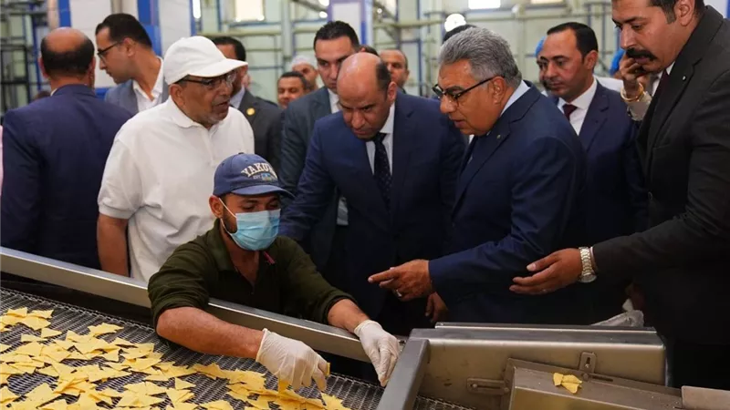 وزير العمل ومحافظ الدقهلية يتابعان الإنتاج داخل مصانع جمصة