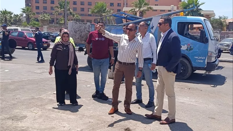 إزالة تعديات ومصادرة محتويات مطعم مخالف بشارع الجمهورية في بورسعيد